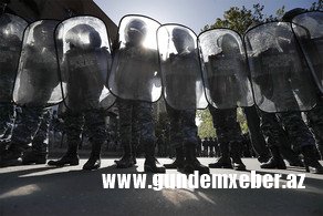 Yerevanda nümayişçilər müdafiə nazirinin avtomobilini mühasirəyə alıb