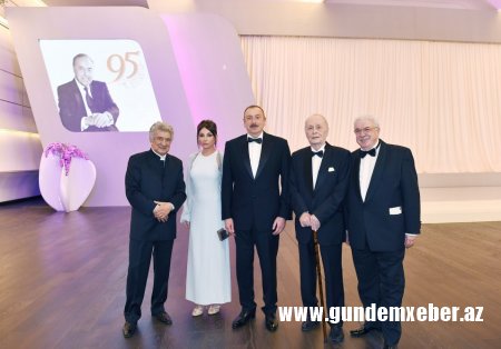 Prezident ailəsi ilə Bakıda keçirilən təntənəli mərasimdə — FOTOLAR + YENİLƏNİB