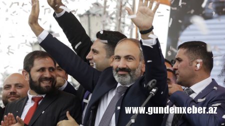 Nikol Paşinyan etirazların dayandırılmasına çağırıb