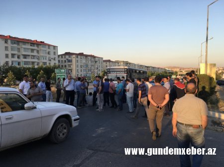 Bakıda aksiya: sakinlər yolu bağladı (FOTOLAR)