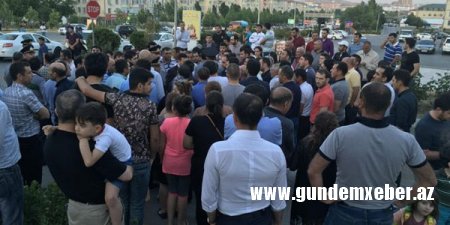 Bakıda aksiya: sakinlər yolu bağladı (FOTOLAR)