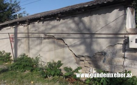 Məcburi köçkünün yaşadığı ev başına uçur
