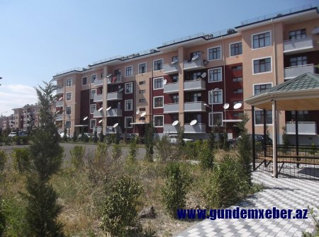 Məcburi köçkünün yaşadığı ev başına uçur