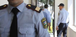 Polis hədə-qorxu ilə pul tələb edənləri saxladı