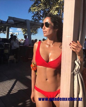 48 yaşlı aktrisa bədən quruluşu ilə gənc qızlara meydan oxuyur - Fotolar
