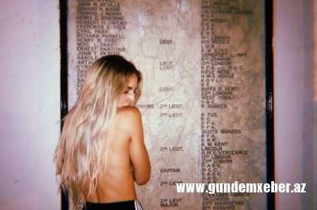 Şəhidlərin adları olan lövhənin qarşısında soyundu - Əsgərlər sinəmdən həzz alsınlar - FOTO  