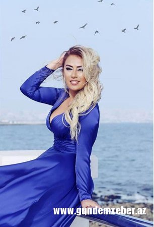 Roza sinəsi açıq şəklini silmək məcburiyyətində qaldı – FOTO
