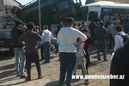 Bakıda dəhşətli qəza: qatar sərnişin dolu avtobusu vurdu - 1 ÖLÜ, 34 YARALI VAR - YENİLƏNİB