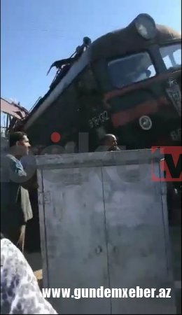 Bakıda dəhşətli qəza: qatar avtobusla toqquşdu - FOTOLAR