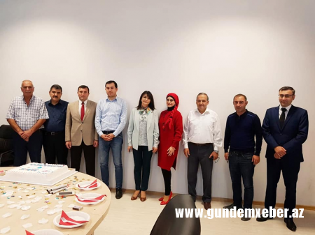 AMEA-nın Elmi Mərkəzi Kitabxanasında nə baş verir? – Tort kəsilir, şadyanalıq edilir