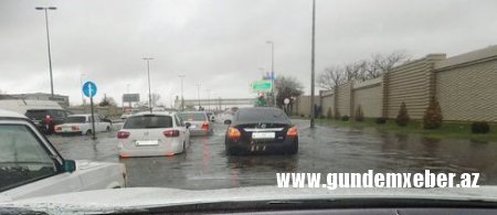 Bakıda yağış nəqliyyatın hərəkətini iflic etdi