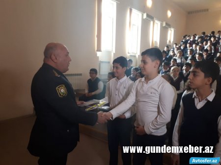 Binəqədidə yol polisi şagirdləri maarifləndirib hədiyyələr verdi –  FOTO/VİDEO