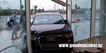 Bakıda avtomobil "Bravo"ya girdi - Qəribə olay