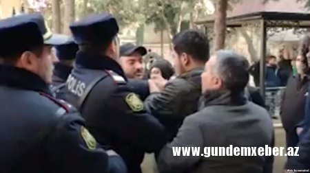 Məhkəmənin qarşısına toplaşan AXCP fəalları polis tərəfindən dağıdılıb