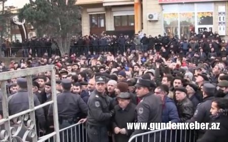 Polis mitinqdə iştirak edənlərə zəng edir