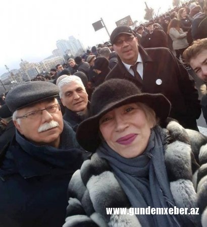 Əməkdar artist Xocalı yürüşündə gülərək şəkillər çəkdirdi - "Bu nə səviyyəsizlikdir?" - FOTO 