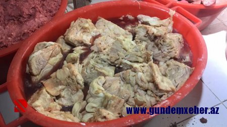 Azərbaycanda kolbasa sexindən dəhşətli görüntülər