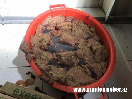 Azərbaycanda kolbasa sexindən dəhşətli görüntülər