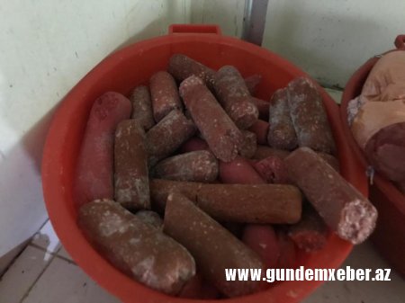Azərbaycanda kolbasa sexindən dəhşətli görüntülər