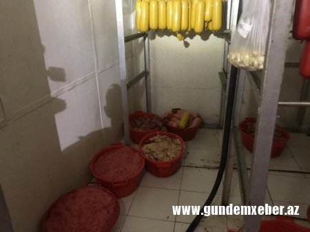 Azərbaycanda kolbasa sexindən dəhşətli görüntülər
