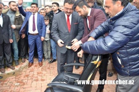 Bələdiyyə sədri seçildi, kreslosunu yandırdı - FOTO