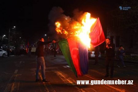 Azərbaycan şəhərində Azərbaycan və Türkiyə bayraqları erməni musiqisi altında yandırıldı... - FOTO