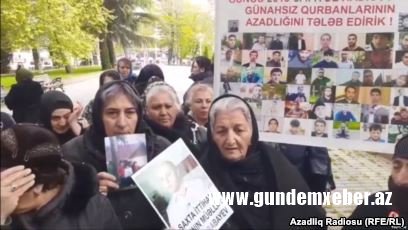 Gəncədə aksiya keçirən valideynlərin polisə aparıldığı deyilir
