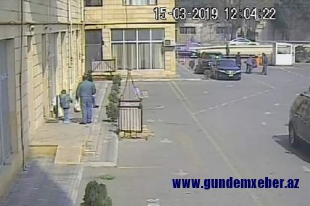 ƏSL DÖYÜŞ SƏHNƏSİ: RƏİS MÜAVİNİ VƏ SÜRÜCÜSÜ ADAMDÖYƏN "ROLLARINDA" -- FOTO FAKT 