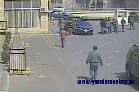 ƏSL DÖYÜŞ SƏHNƏSİ: RƏİS MÜAVİNİ VƏ SÜRÜCÜSÜ ADAMDÖYƏN "ROLLARINDA" -- FOTO FAKT 