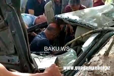 Bakıda maşın sürətlə parka girdi, sürücü tanınmaz hala düşdü
