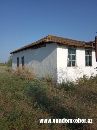 İcra başçısı Vilyam Hacıyevdirsə... - Məktəb də daxma olmalıdır...
