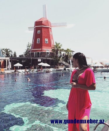 Rəqsanənin qızı bikinidə - Sinəsini böyüdüb? - FOTO