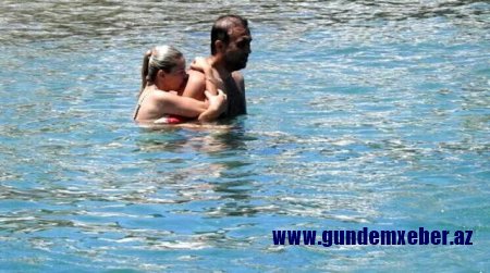 Aktrisa ərini dənizdə öpüşə boğdu - FOTO  