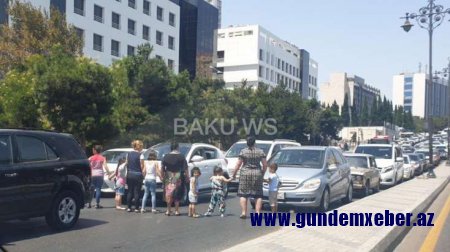 Bakıda qadınlar uşaqları ilə birlikdə yolu bağladı, hərəkət iflic oldu – FOTO