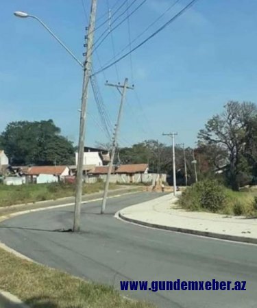 Şəkidə analoqu olmayan yol - Elektrik dirəyi YOLUN ORTASINA DÜŞÜB - FOTO