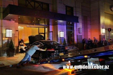 Avtomobil "Trump Plaza"ya girdi - Xəsarət alan var (FOTO)