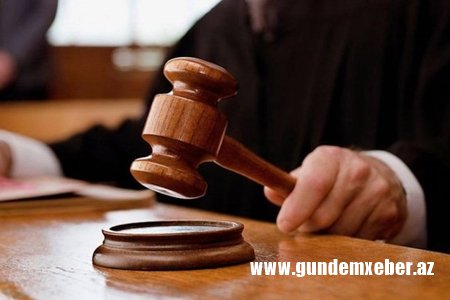 Prokuror idarə rəisini intim videolarla şantaj etməkdə suçlanan şəxslərə ağır cəza istəyib
