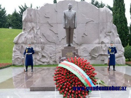 İlham Əliyev və Mehriban Əliyeva Heydər Əliyevin məzarını ziyarət etdi