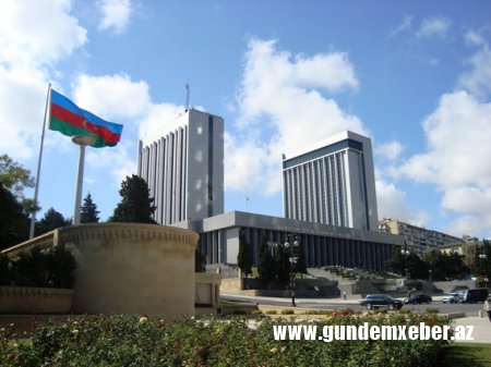 Milli Məclisin deputatlarına 2452 manat məbləğində əməkhaqqı və müavinət verilir