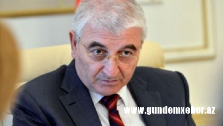 Məzahir Pənahov deputatlara əl uzadıb görüşmədi