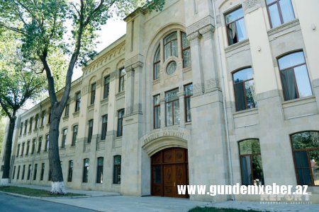 Səhiyyə Nazirliyi vətəndaşları tibbi əlcəkləri yerə atmamağa çağırdı
