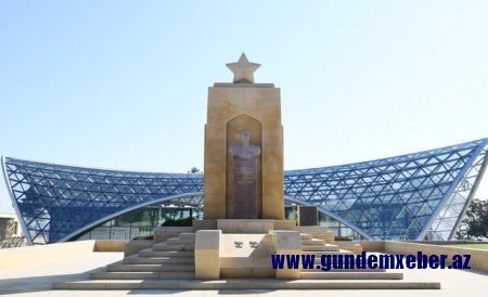 İlham Əliyev və Mehriban Əliyeva Həzi Aslanovun məzarını ziyarət ediblər