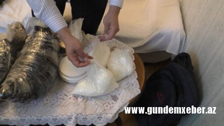 Ölkə ərazisinə 10 kiloqramdan çox yüksək təsiredici xassəyə malik narkotik vasitənin gətirilərək realizə olunmasının qarşısı Baş Narkotiklərlə Mübarizə İdarəsinin əməkdaşları tərəfindən alınıb -FOTO/VİDEO