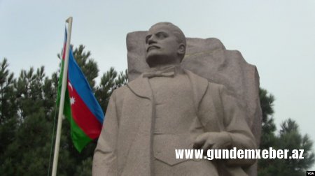Müxalifət qurumları Məhəmməd Əmin Rəsulzadənin abidəsini ziyarət edib