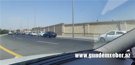 BNA qarşısında sıxlıq- taksi sürücüləri və fürsətçilər lisenziya üçün növbədə
