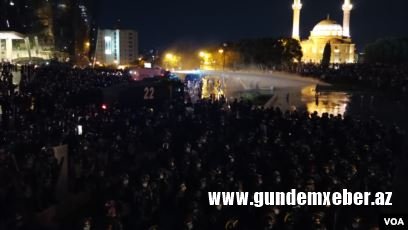 Bakıdakı insident zamanı bir neçə jurnalistin təzyiqə məruz qaldığı və saxlanıldığı bildirilir