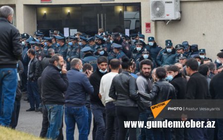 Ermənistanda itkin düşən əsgərlərin valideynləri ayağa qalxdı (FOTOLAR)