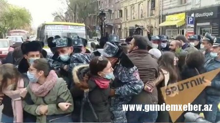 Paşinyanın istefasını tələb edən etirazçılar yolları bağladı: Avtobus insanları əzdi (VİDEO)
