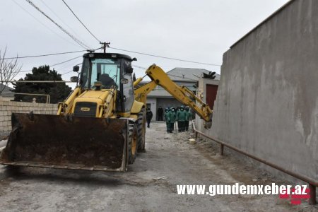 Bakıda qanunsuz tikili və hasarlar sökülür - FOTO