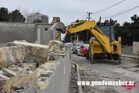 Bakıda qanunsuz tikili və hasarlar sökülür - FOTO
